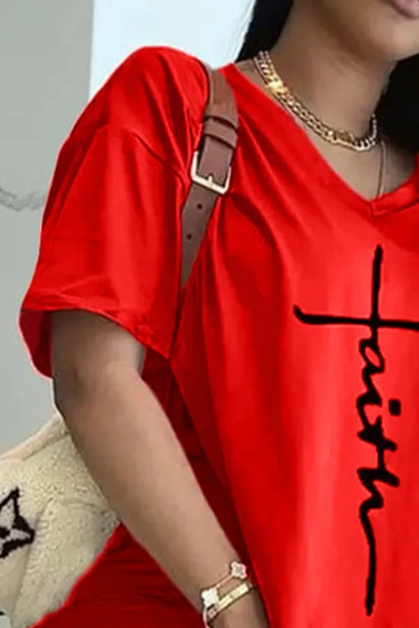 49% DiscountT-shirt and shorts with letter print and split side V-neck, 2-piece set