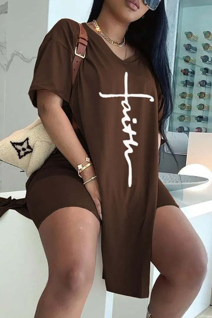 49% DiscountT-shirt and shorts with letter print and split side V-neck, 2-piece set