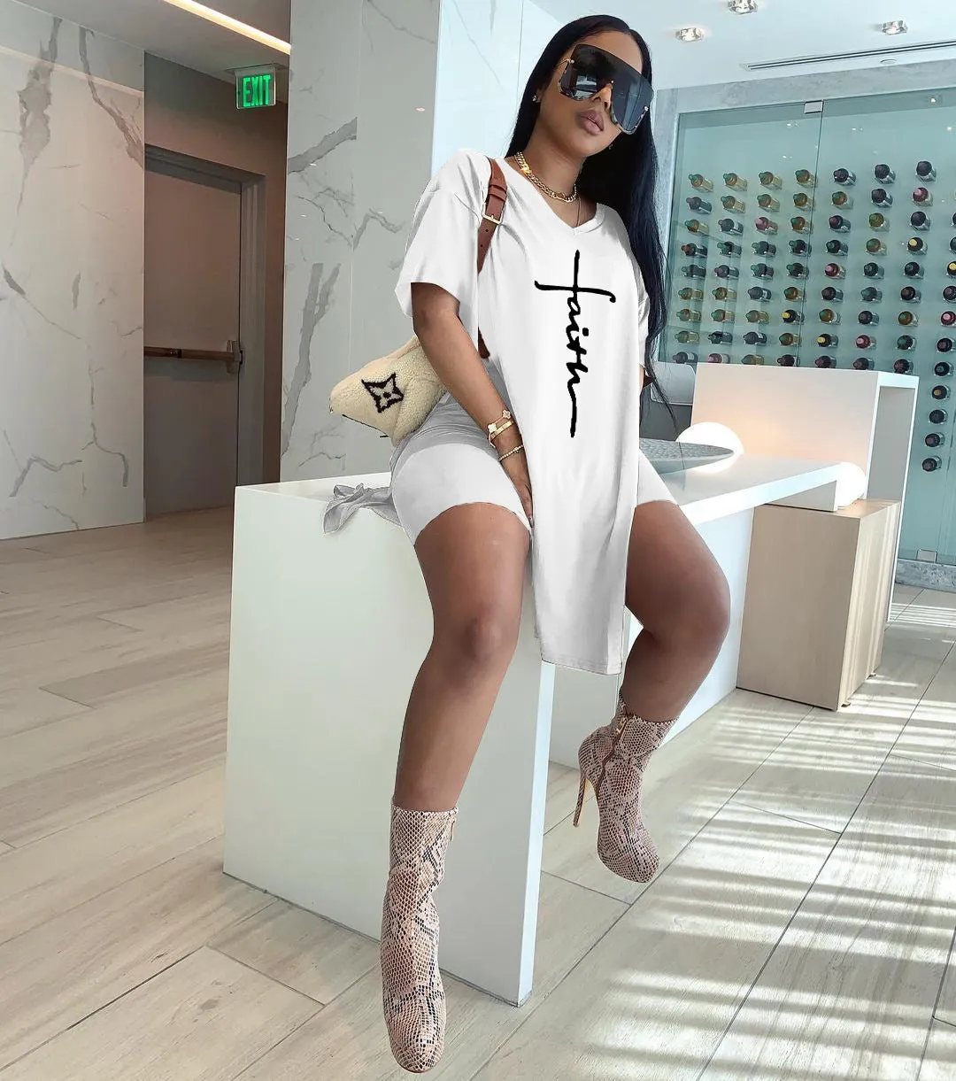 49% DiscountT-shirt and shorts with letter print and split side V-neck, 2-piece set