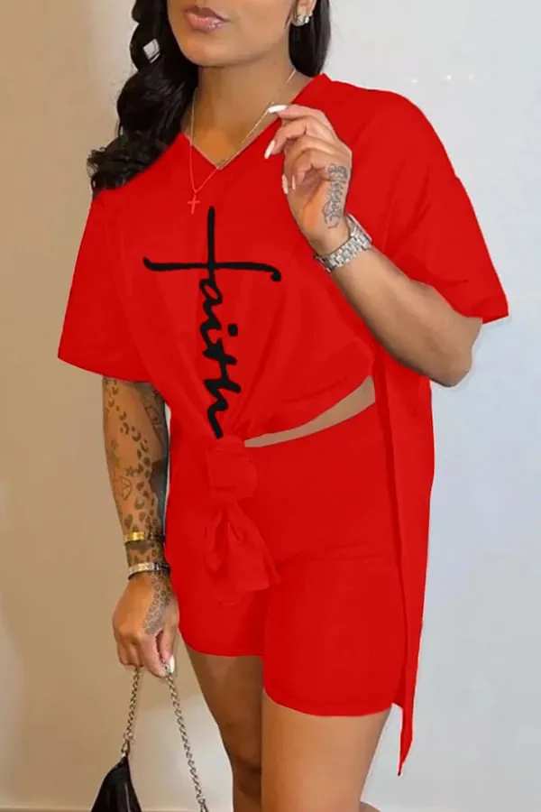 49% DiscountT-shirt and shorts with letter print and split side V-neck, 2-piece set